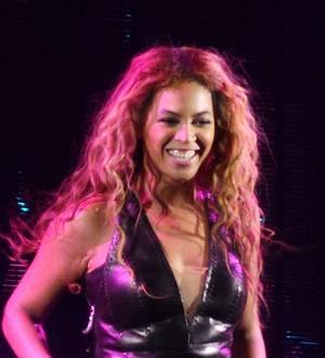Beyonce does freefall jump in New Zealand