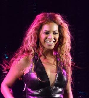 Beyonce does freefall jump in New Zealand