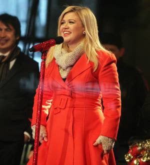 Kelly Clarkson slams affair rumours