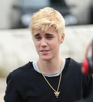 Justin Bieber breaks foot