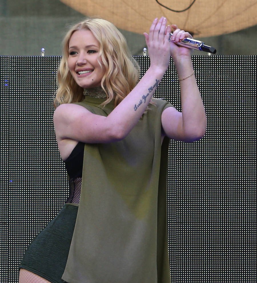 Iggy Azalea laughs off butt implant rumours