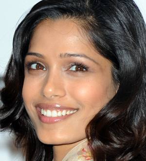 Freida Pinto Unrecognised in Indian Slums