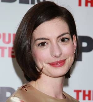 Anne Hathaway wins high-flying reviews for one-woman show