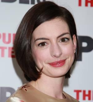 Anne Hathaway wins high-flying reviews for one-woman show