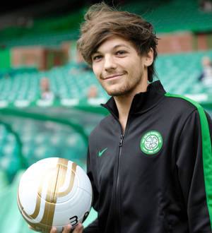 Louis Tomlinson welcomes second set of twin siblings