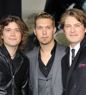 Hanson press on with Australian shows after star falls ill
