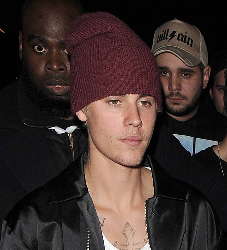 Justin Bieber posts nude snap