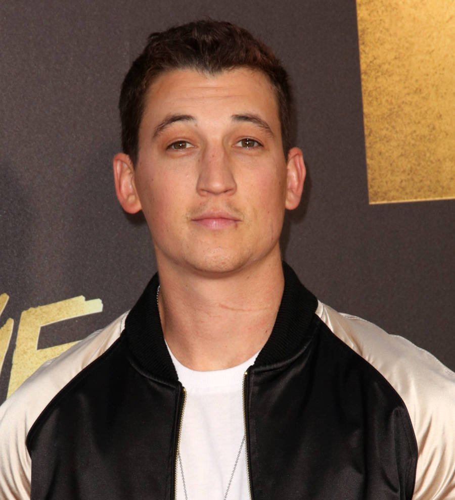 Miles Teller joins Keith Urban for onstage duet