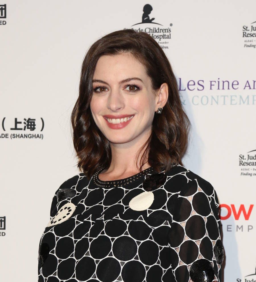 New mom Anne Hathaway returns to red carpet