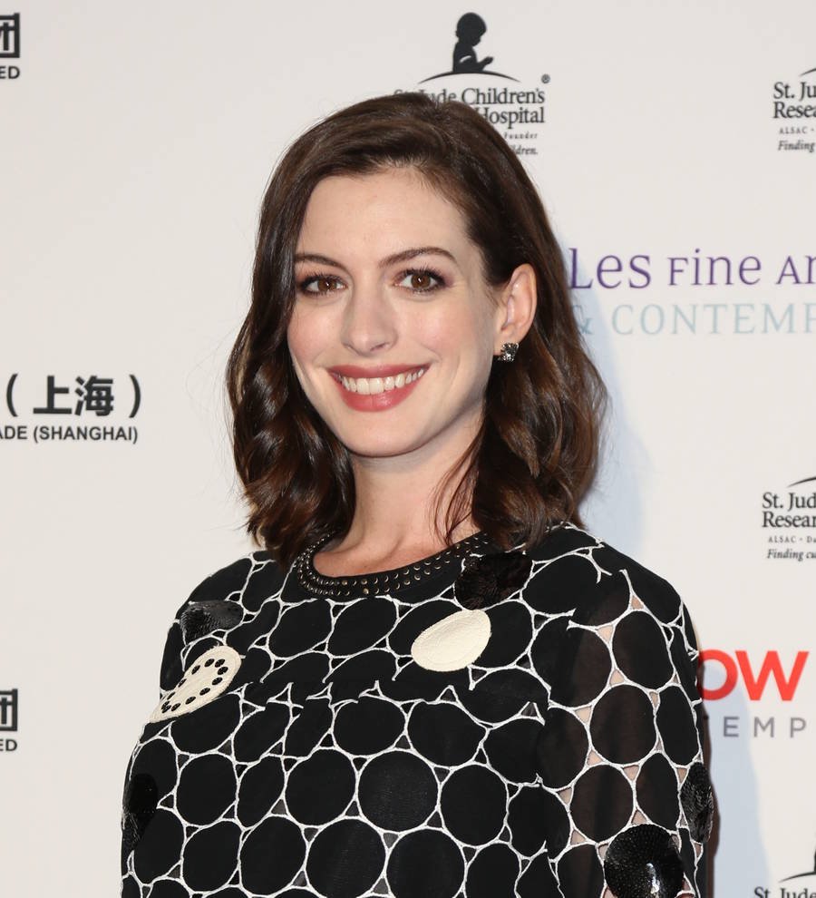 New mom Anne Hathaway returns to red carpet