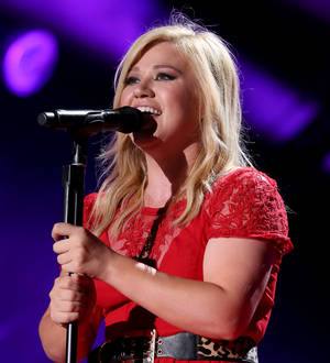 Kelly Clarkson joins young fan for impromptu karaoke performance