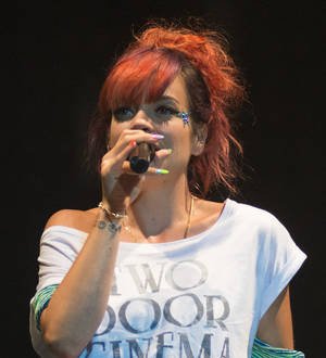 Miley Cyrus twerks with Lily Allen onstage