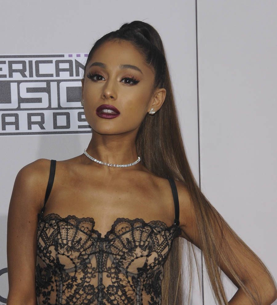 Ariana Grande's mom caught up in California wildfire chaos