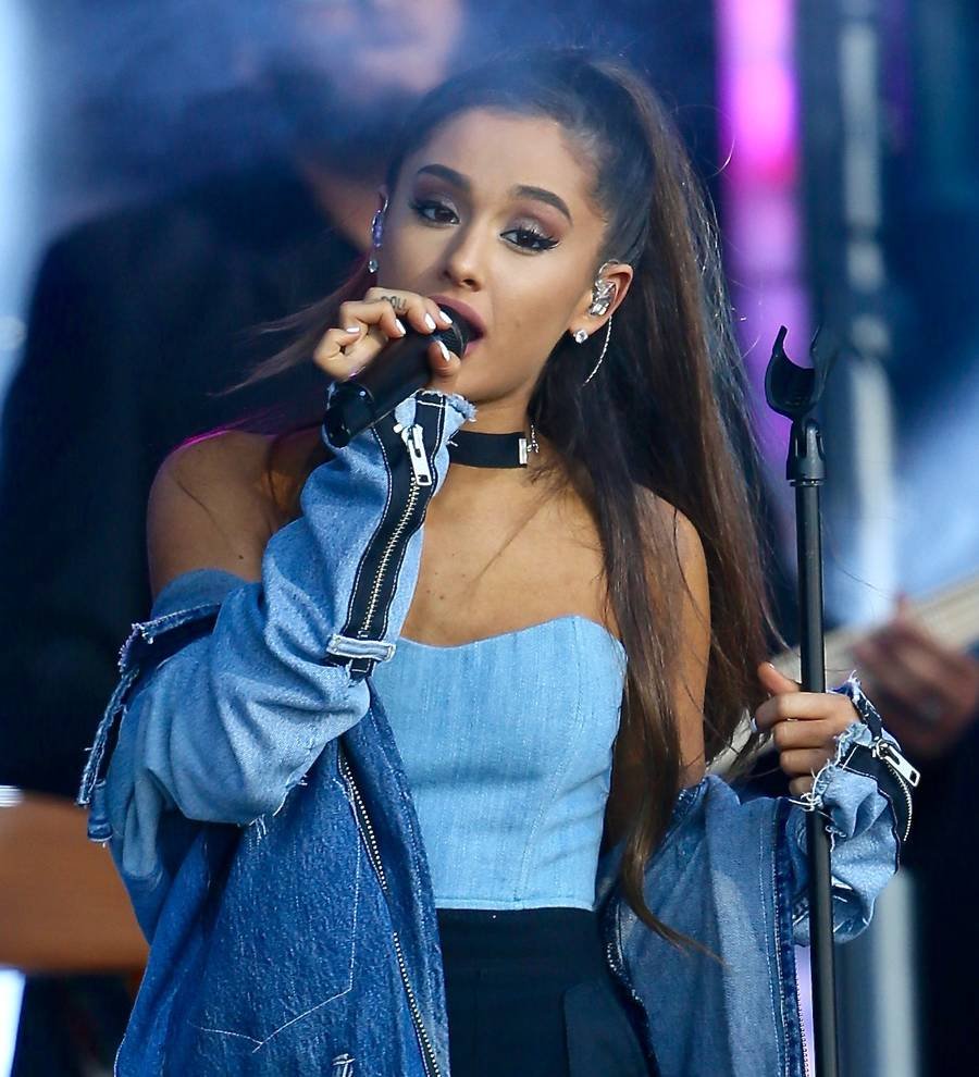 Ariana Grande and Seth MacFarlane team up for Broadway karaoke