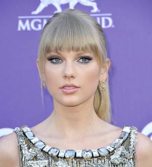 Taylor Swift visits sick fan in hospital
