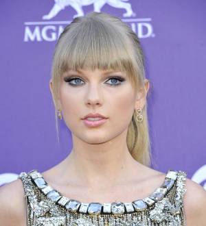 Taylor Swift visits sick fan in hospital