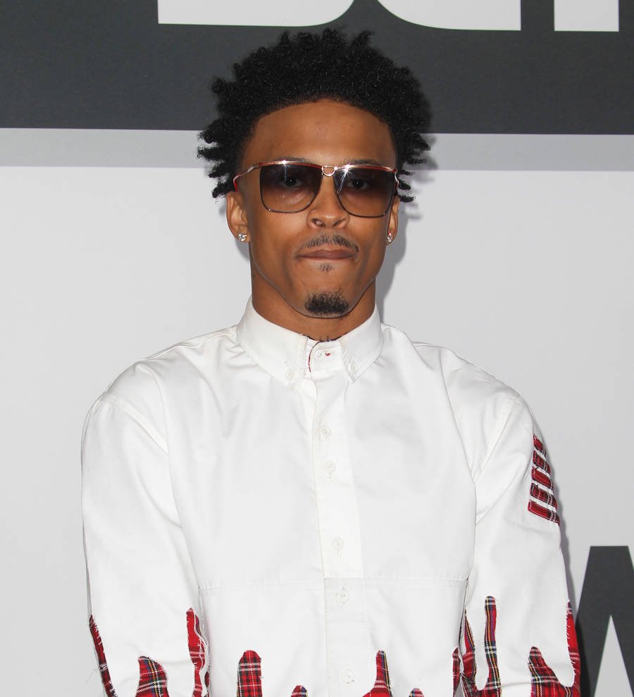 August Alsina flashes gun at fans - report