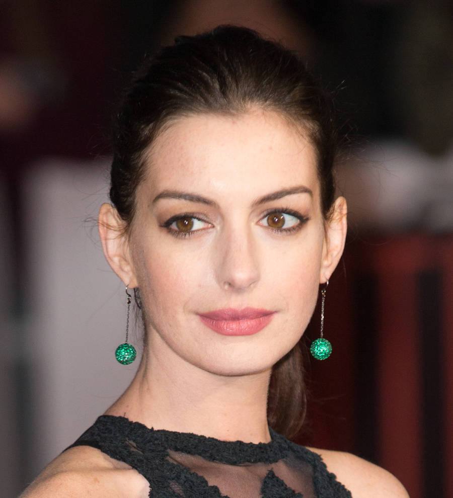 Anne Hathaway expecting first child - report