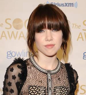 Carly Rae Jepsen praises Tom Hanks for braving cold on video set