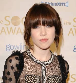 Carly Rae Jepsen praises Tom Hanks for braving cold on video set