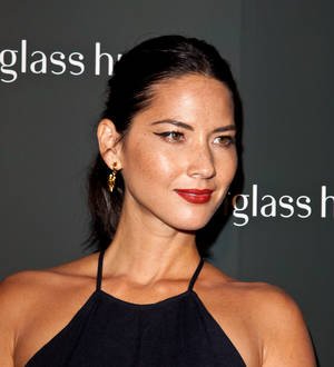 LeAnn Rimes and Olivia Munn praying for victims of navy shooting