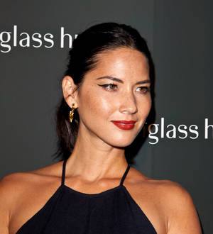 LeAnn Rimes and Olivia Munn praying for victims of navy shooting