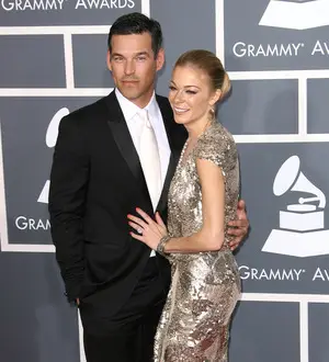 LeAnn Rimes hurts ankle on honeymoon