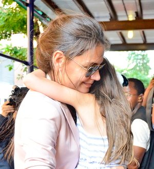 Katie Holmes flees to hotel after hurricane