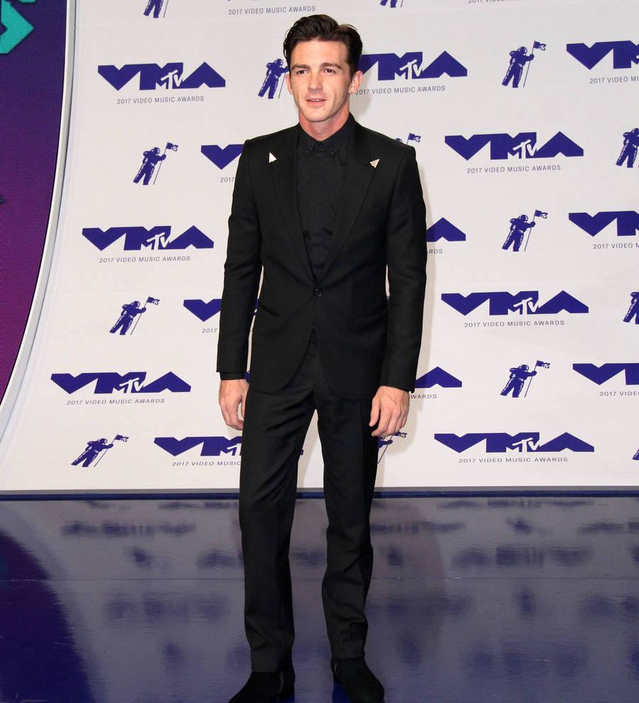 Drake Bell lashes out at crowd of high school students throwing balls