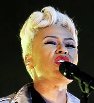 Emeli Sande performs free gig for fans