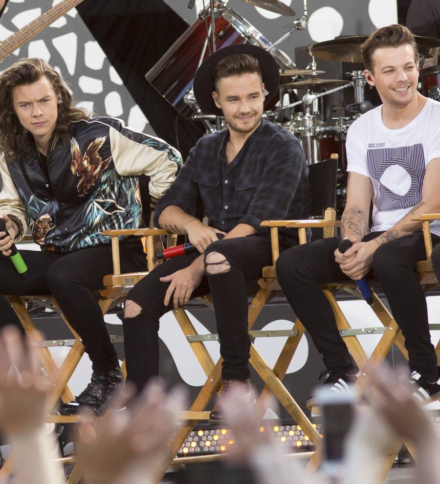 One Direction thrill fans with surprise extra show