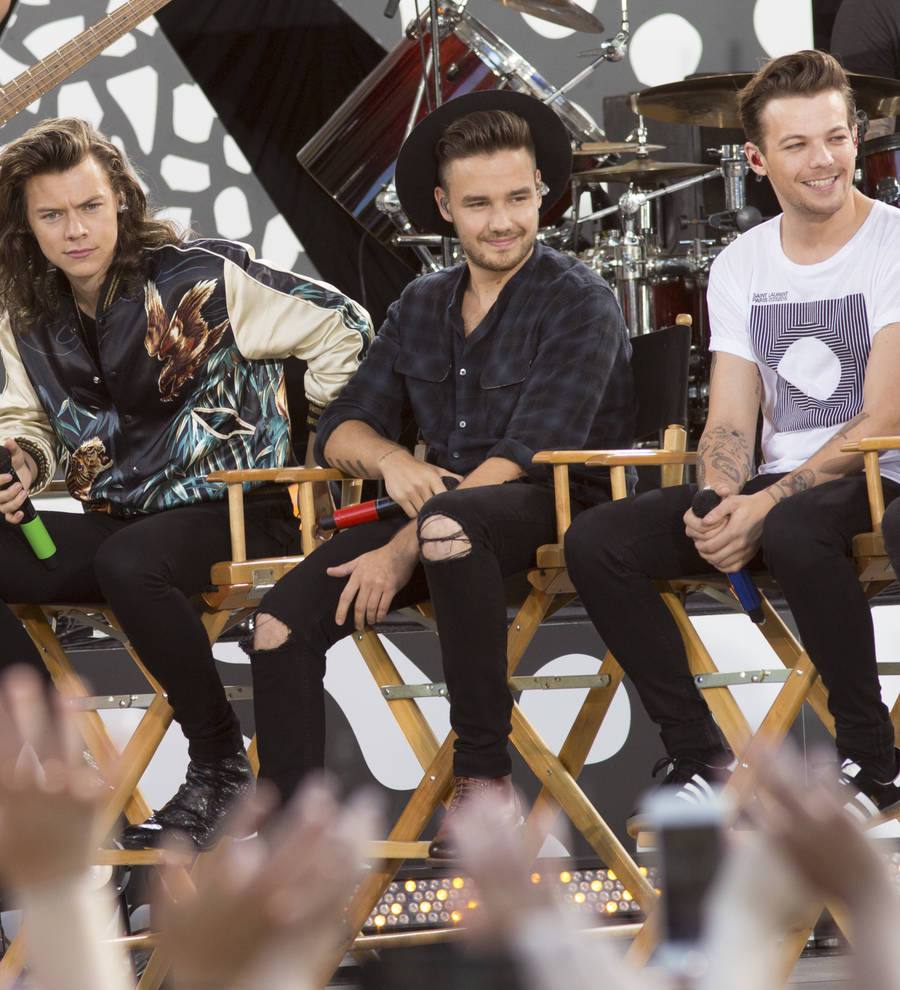 One Direction thrill fans with surprise extra show