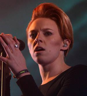 La Roux axes show