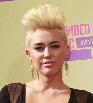 Miley Cyrus calls for passion in mysterious tweets