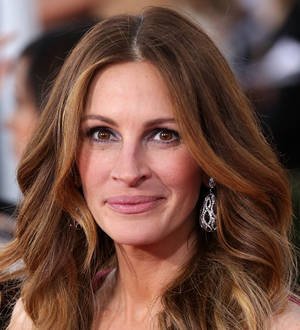 Julia Roberts dodges falling barricade at SAG Awards