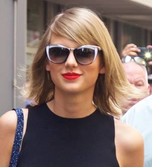 Taylor Swift concert wristbands save fans in car crash