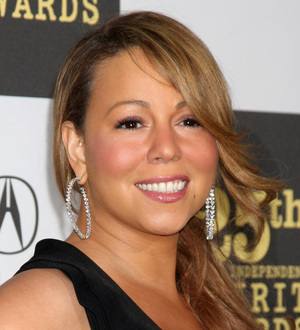 Mariah Carey dedicates song to kids at stage comeback