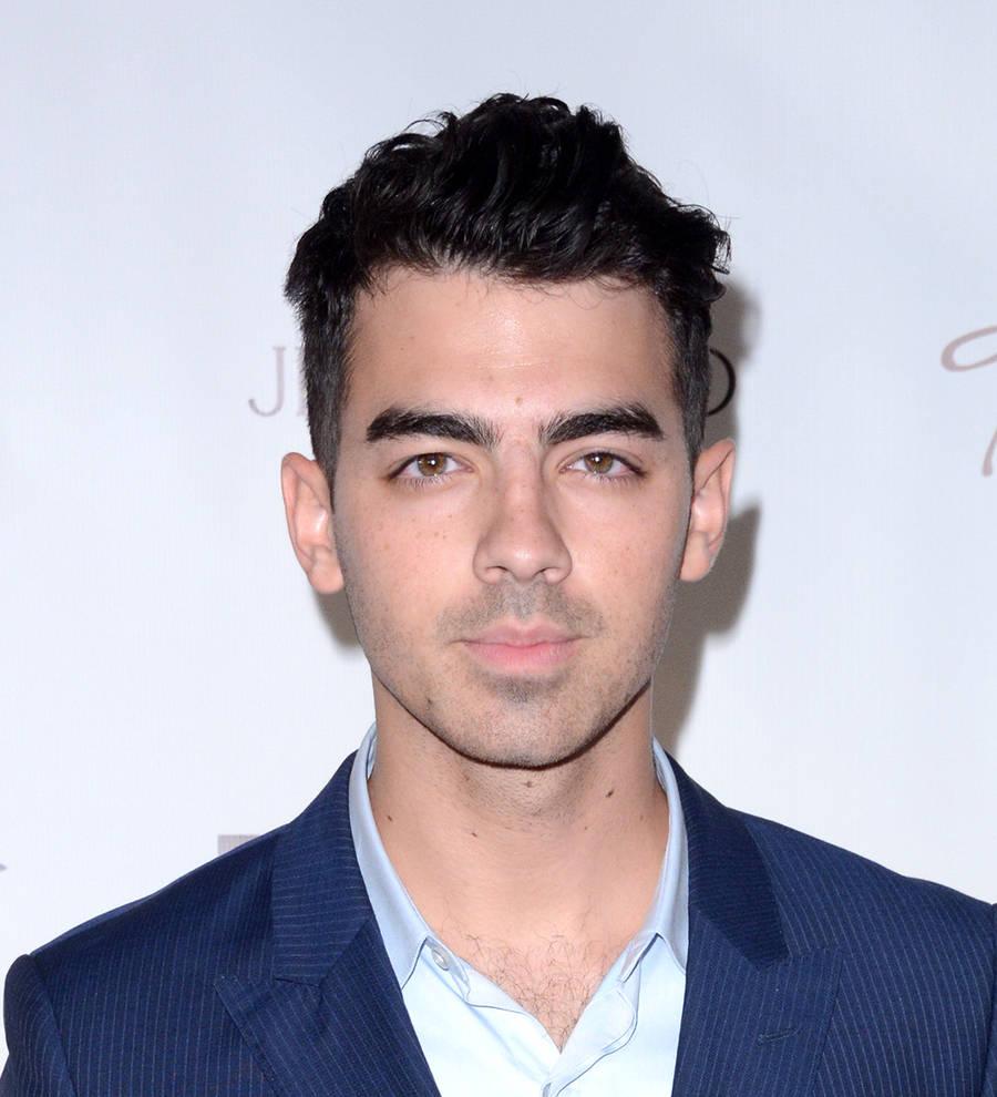 Joe Jonas pranks Hailee Steinfeld during radio interview