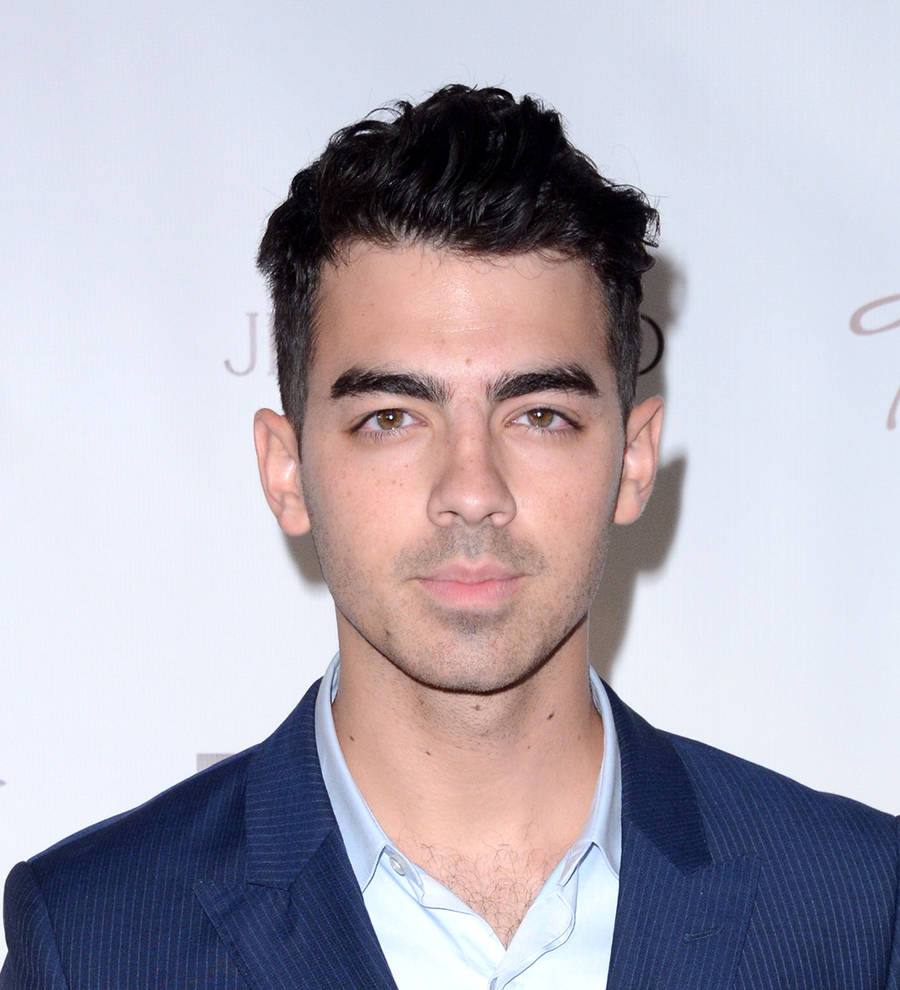 Joe Jonas pranks Hailee Steinfeld during radio interview