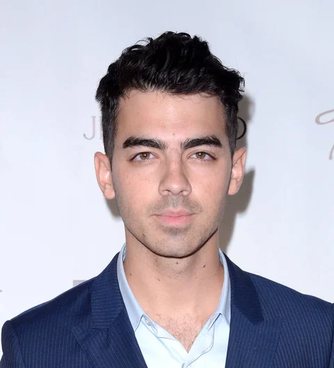 Joe Jonas pranks Hailee Steinfeld during radio interview