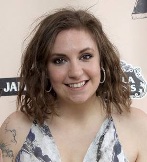 Lena Dunham addicted to reading fans' tweets