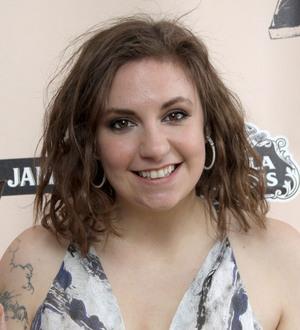 Lena Dunham addicted to reading fans' tweets