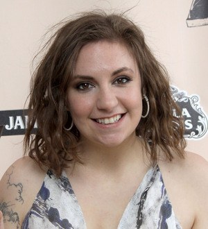 Lena Dunham addicted to reading fans' tweets