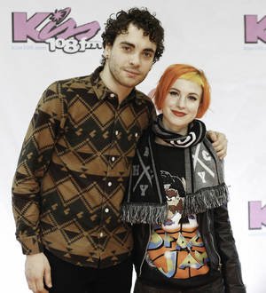 Paramore guitarist injures ankle on stage