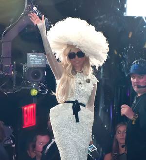 Lady Gaga dedicates song to gay bullying victim