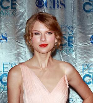 Owl City singer dedicates love song to Taylor Swift