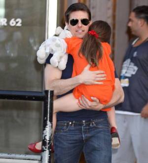 Tom Cruise's daughter flies to London for Thanksgiving