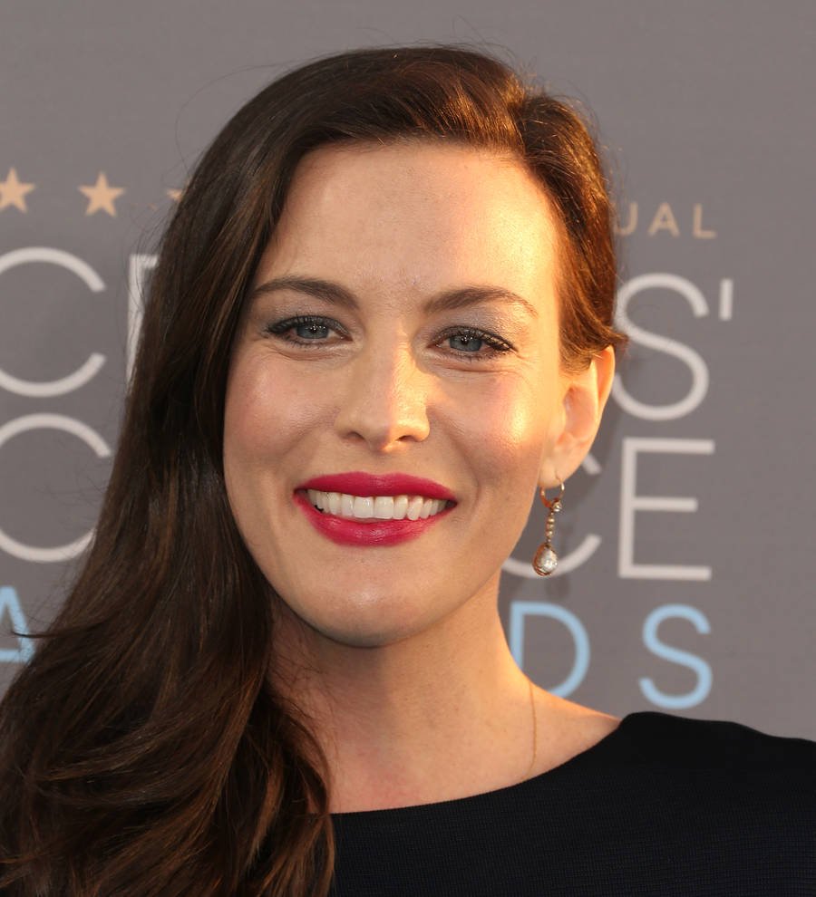 Liv Tyler pushes back wedding plans for pregnancy