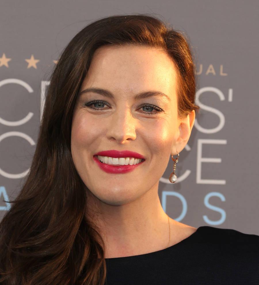 Liv Tyler pushes back wedding plans for pregnancy