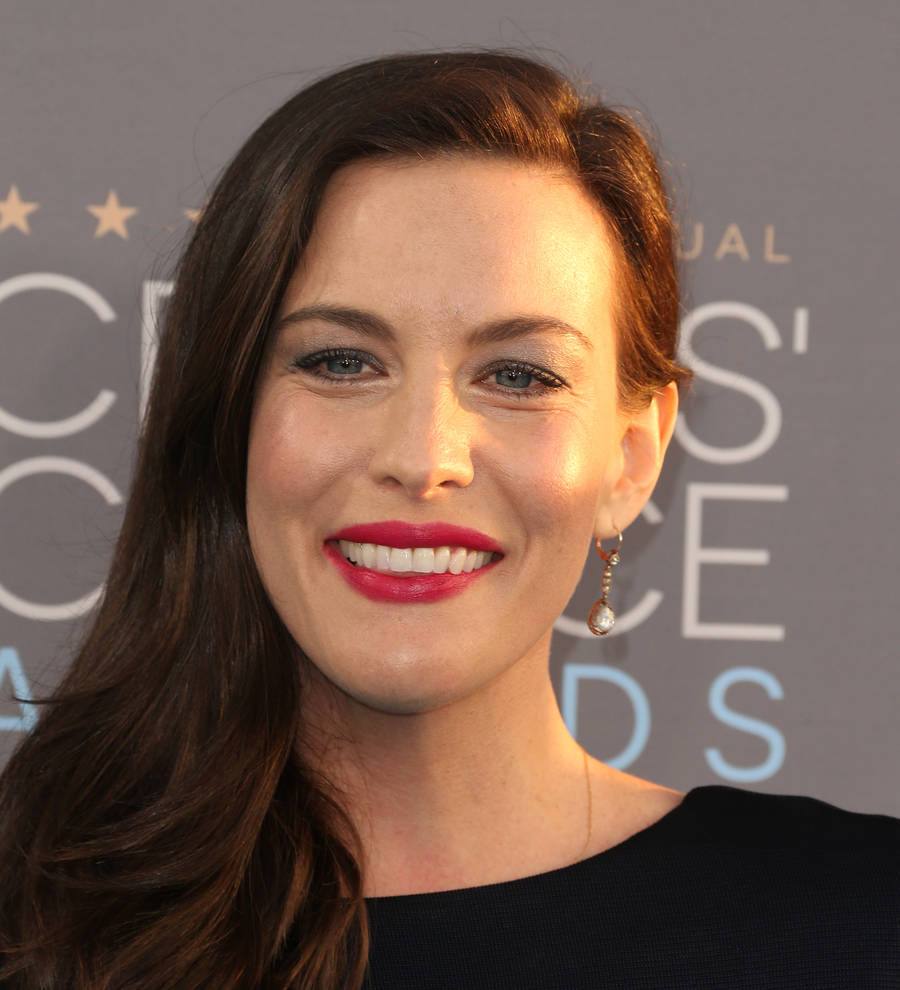 Liv Tyler pushes back wedding plans for pregnancy